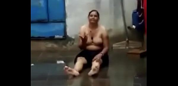  देसी भाभी अपने देवर के साथ बारिश में मज़े